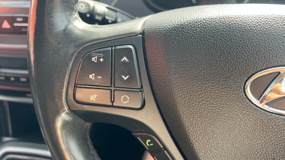 Hyundai i10 1.2 Premium SE 5dr Petrol Hatchback - Image 25