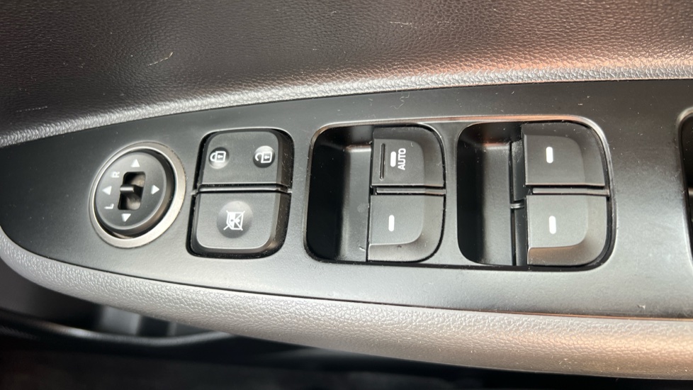 Hyundai i10 1.2 Premium SE 5dr Petrol Hatchback - Image 30