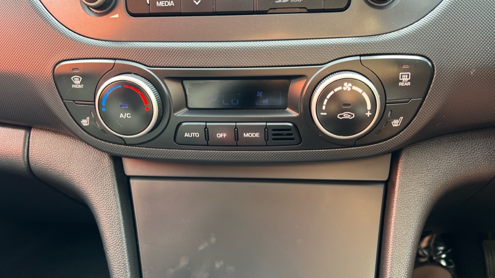 Hyundai i10 1.2 Premium SE 5dr Petrol Hatchback - Image 32