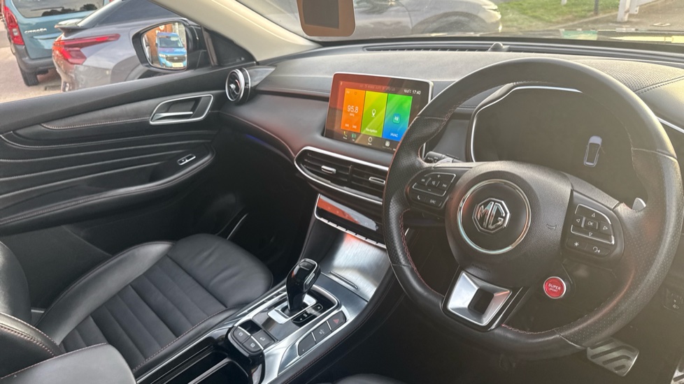 MG HS 1.5 T-GDI Exclusive 5dr DCT Petrol Hatchback - Image 11