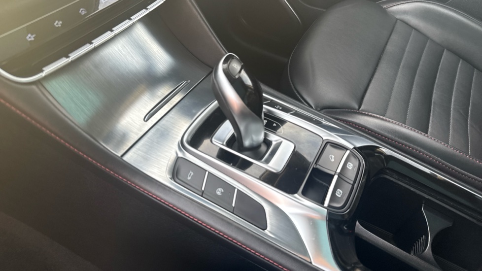 MG HS 1.5 T-GDI Exclusive 5dr DCT Petrol Hatchback - Image 13