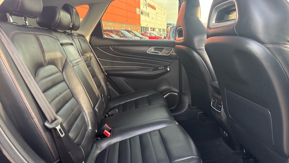 MG HS 1.5 T-GDI Exclusive 5dr DCT Petrol Hatchback - Image 16