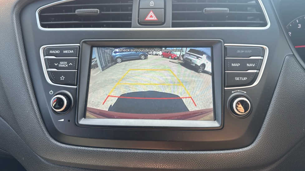 Hyundai i20 1.2 MPi Play 5dr Petrol Hatchback - Image 8