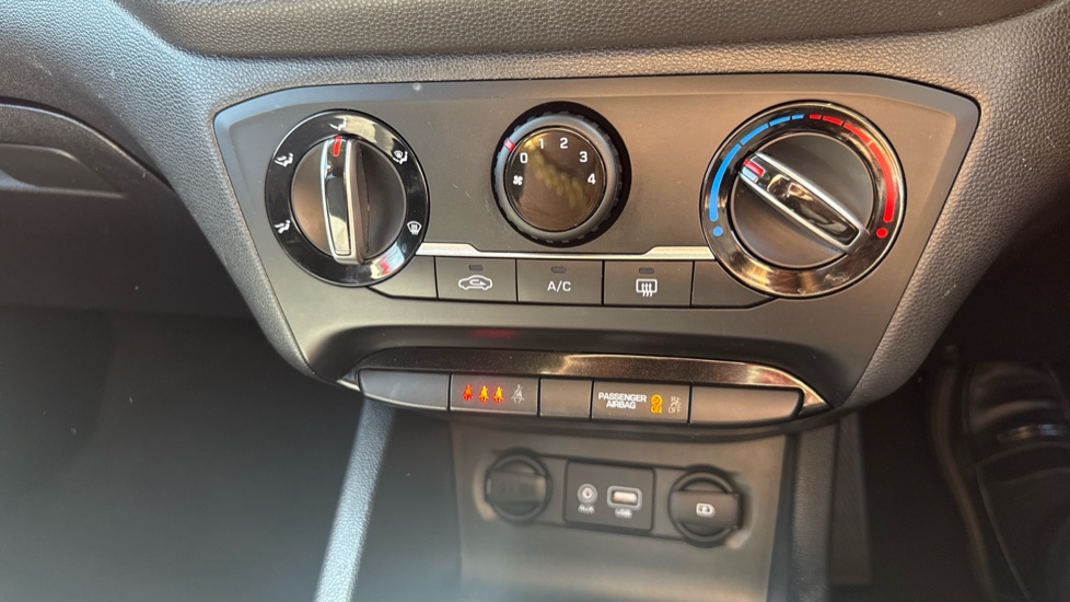 Hyundai i20 1.2 MPi Play 5dr Petrol Hatchback - Image 27