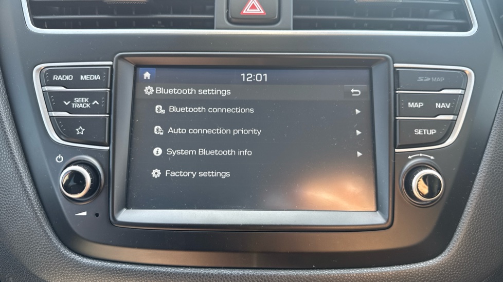 Hyundai i20 1.2 MPi Play 5dr Petrol Hatchback - Image 33