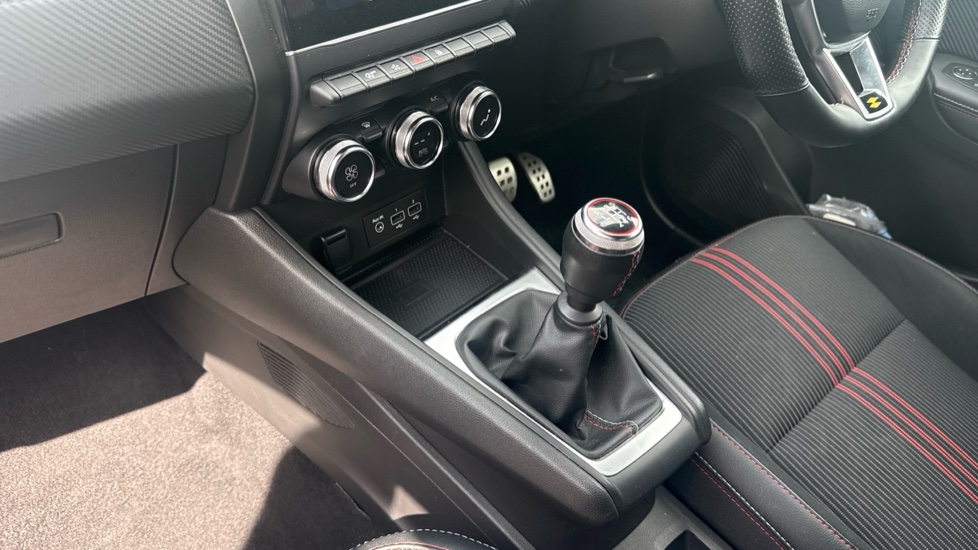 Renault Captur 1.3 Mild hybrid 140 R.S. Line 5dr Petrol Hatchback - Image 13