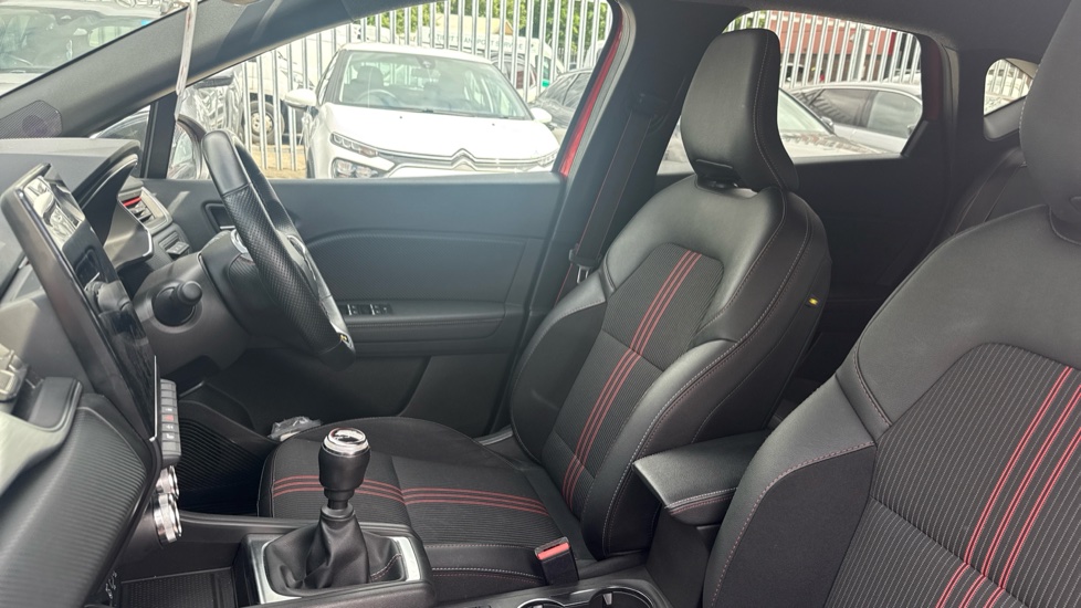 Renault Captur 1.3 Mild hybrid 140 R.S. Line 5dr Petrol Hatchback - Image 36
