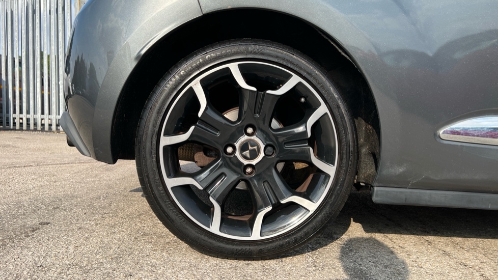 DS 3 1.2 PureTech Elegance 3dr Petrol Hatchback - Image 7
