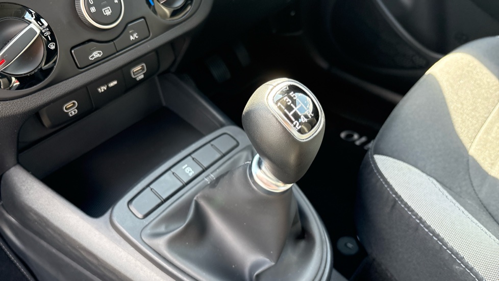 Hyundai i10 1.2 Advance 5dr Petrol Hatchback - Image 13