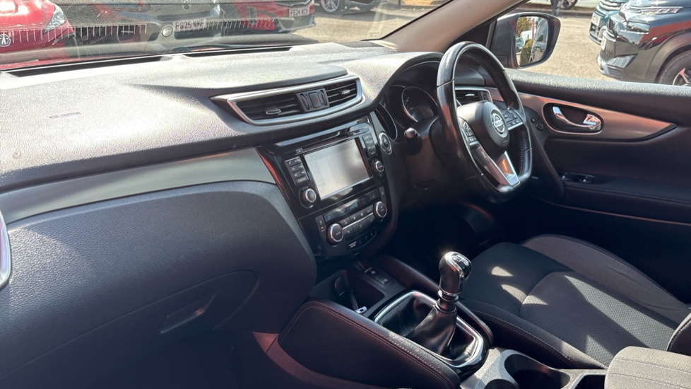 Nissan Qashqai 1.5 dCi N-Connecta 5dr Diesel Hatchback - Image 9