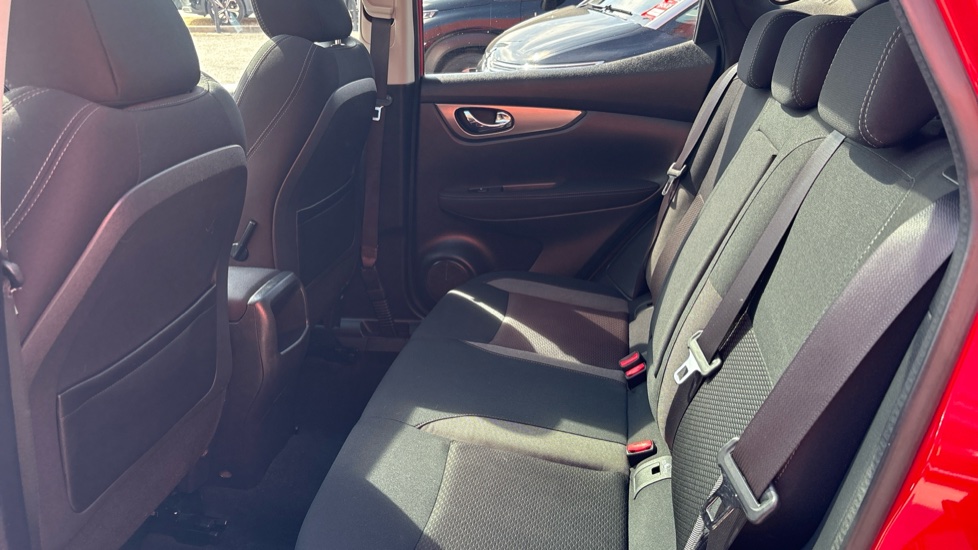 Nissan Qashqai 1.5 dCi N-Connecta 5dr Diesel Hatchback - Image 16
