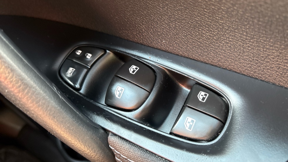 Nissan Qashqai 1.5 dCi N-Connecta 5dr Diesel Hatchback - Image 23