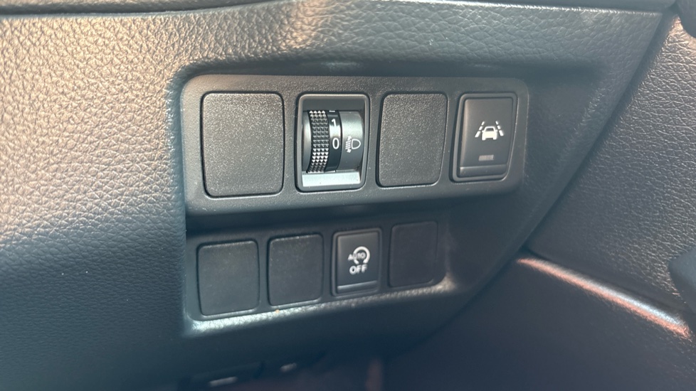 Nissan Qashqai 1.5 dCi N-Connecta 5dr Diesel Hatchback - Image 24