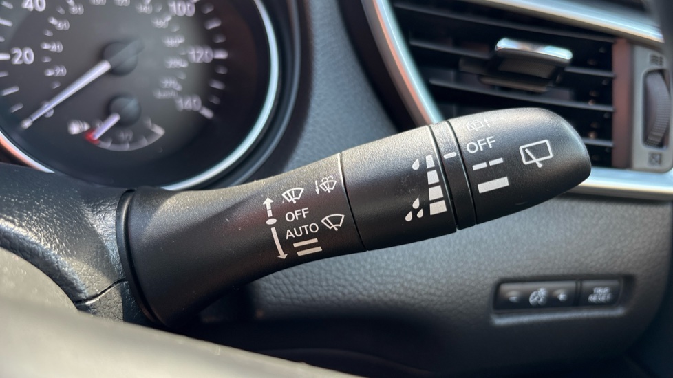 Nissan Qashqai 1.5 dCi N-Connecta 5dr Diesel Hatchback - Image 25