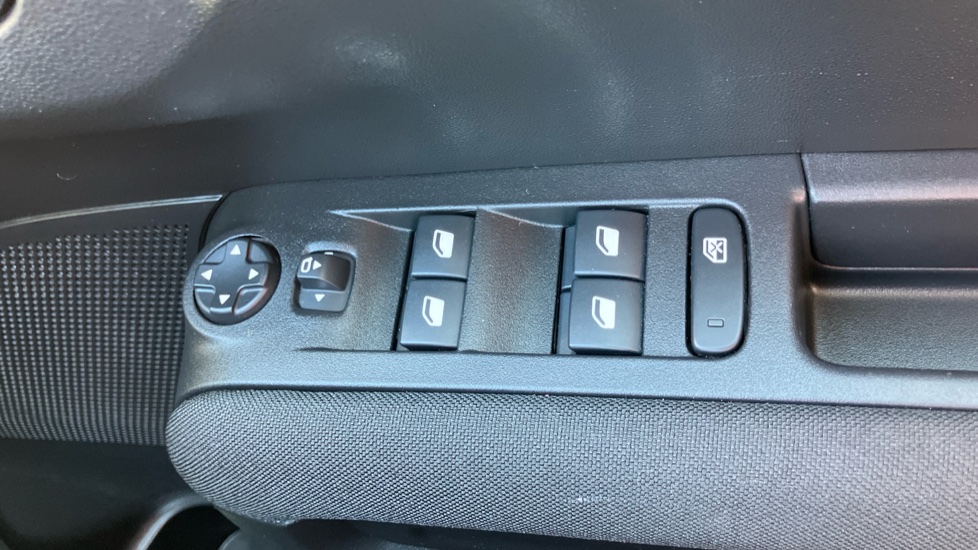 Citroen C3 Aircross 1.2 PureTech 130 Shine Plus 5dr EAT6 Petrol Hatchback - Image 35