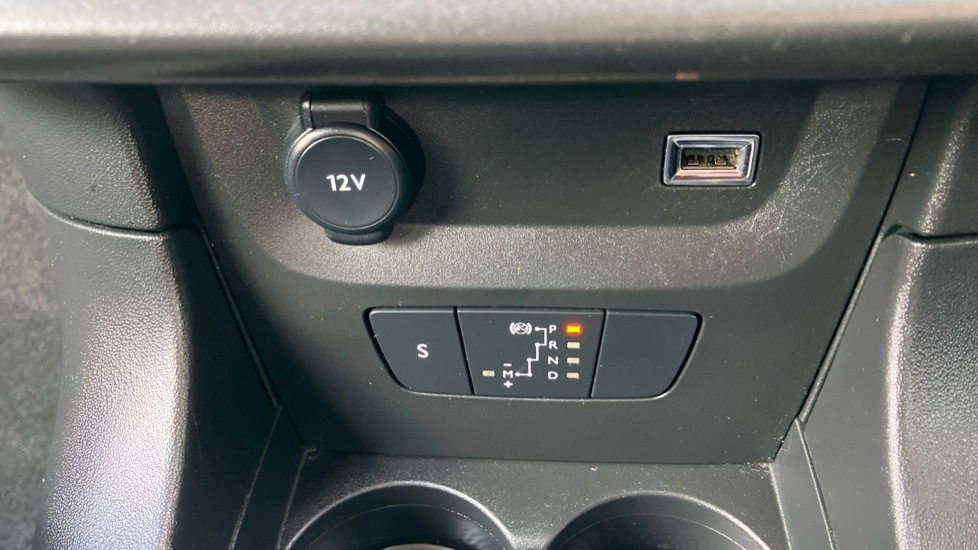 Citroen C3 1.2 PureTech 110 Plus 5dr EAT6 Petrol Hatchback - Image 19