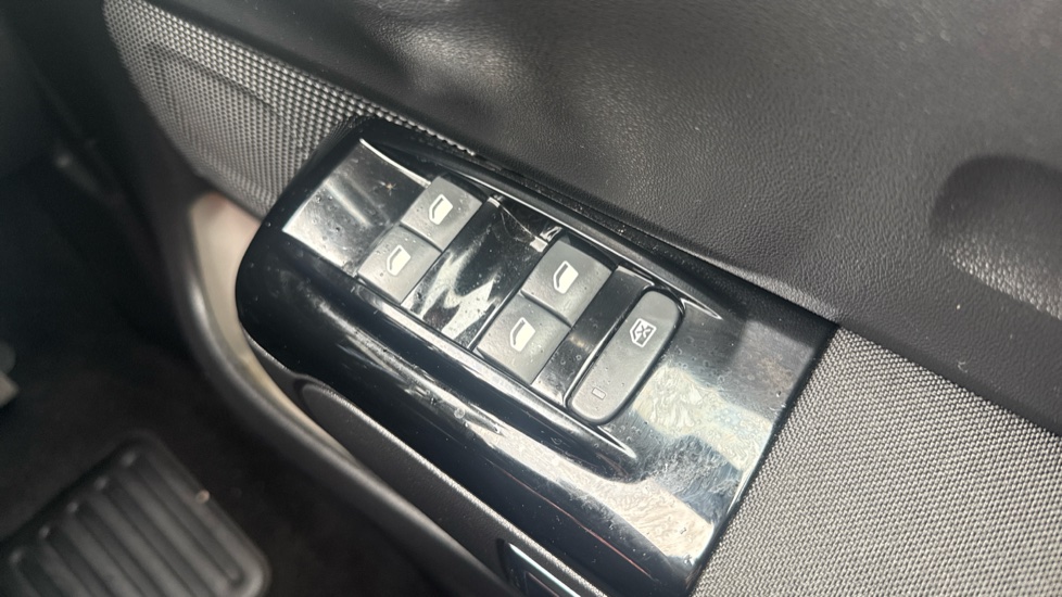 Citroen C3 1.2 PureTech Plus 5dr Petrol Hatchback - Image 31