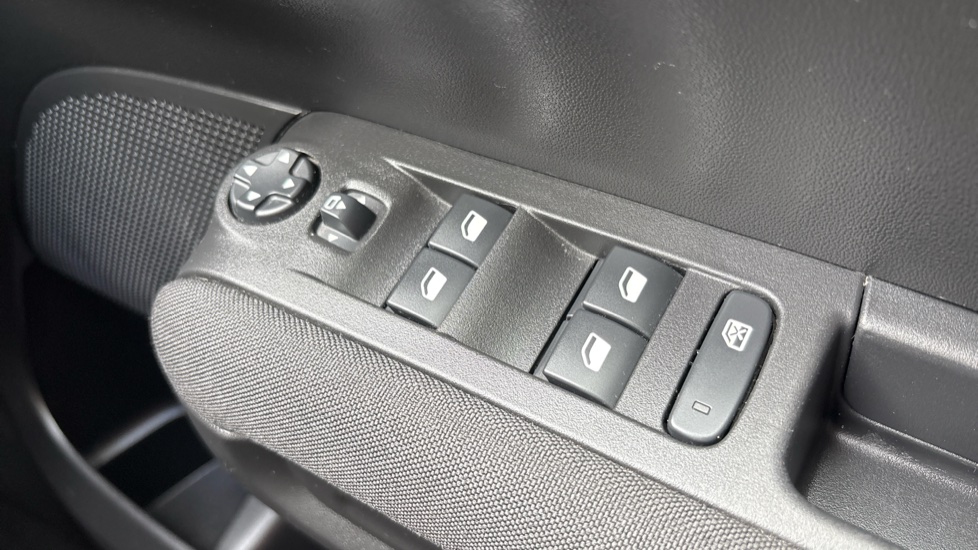 Citroen C3 Aircross 1.2 PureTech 130 Max 5dr EAT6 Petrol Hatchback - Image 33