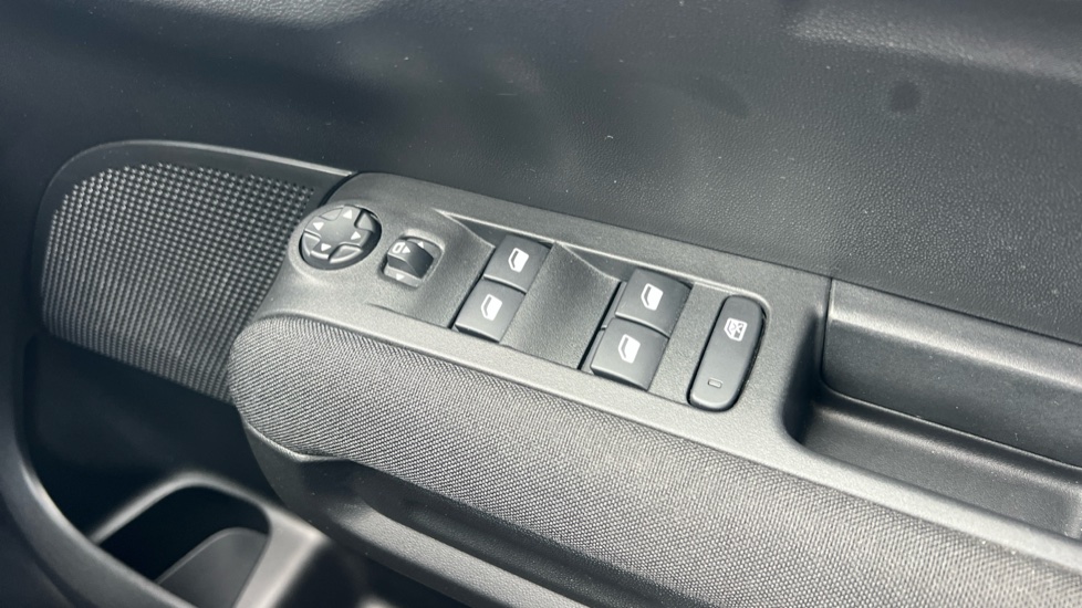 Citroen C3 Aircross 1.2 PureTech 130 Shine Plus 5dr EAT6 Petrol Hatchback - Image 33