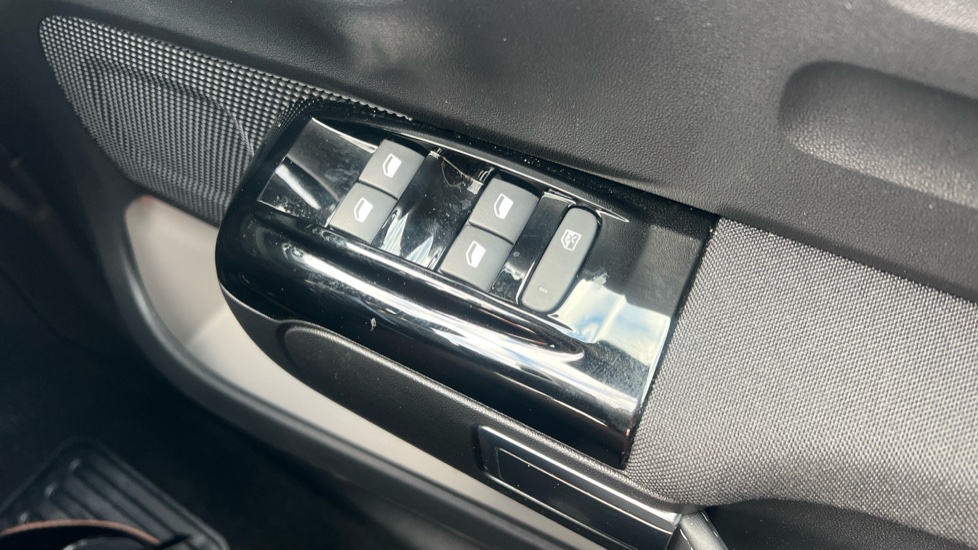 Citroen C3 1.2 PureTech Plus 5dr Petrol Hatchback - Image 31