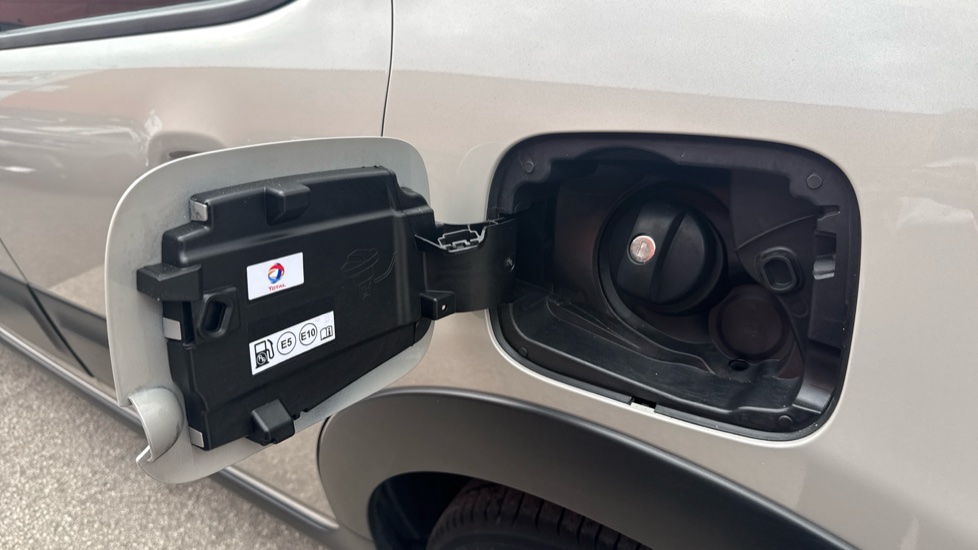 Citroen C3 1.2 PureTech C-Series Edition 5dr Petrol Hatchback - Image 19