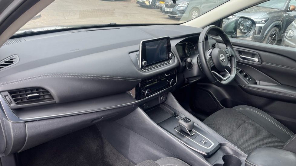 Nissan Qashqai 1.3 DiG-T MH 158 Acenta Premium 5dr Xtronic Petrol Hatchback - Image 9