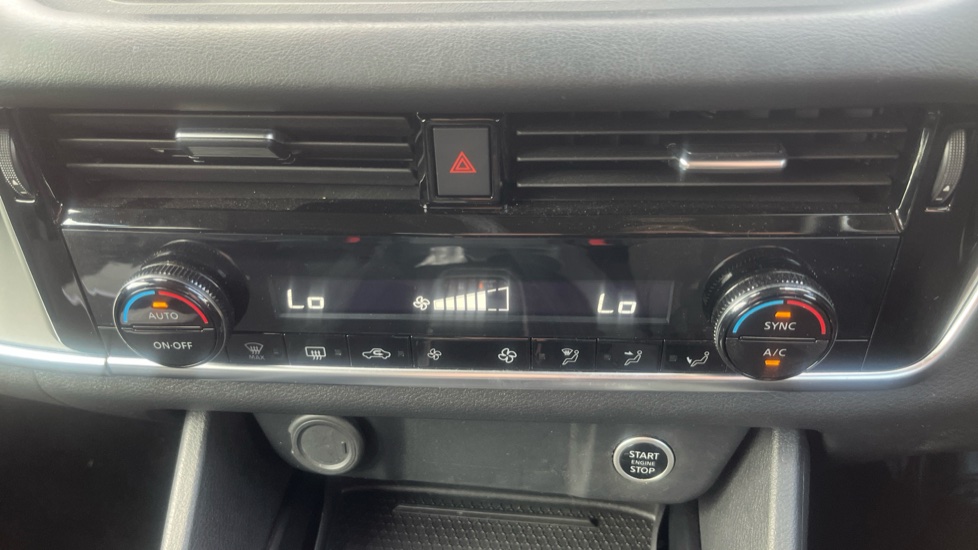 Nissan Qashqai 1.3 DiG-T MH 158 Acenta Premium 5dr Xtronic Petrol Hatchback - Image 25