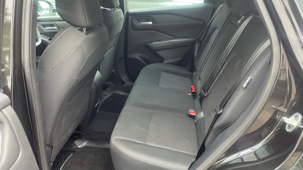 Nissan Qashqai 1.3 DiG-T MH Acenta Premium 5dr Petrol Hatchback - Image 16