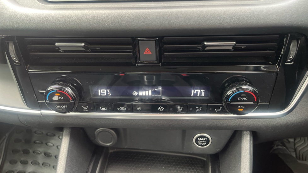 Nissan Qashqai 1.3 DiG-T MH Acenta Premium 5dr Petrol Hatchback - Image 24