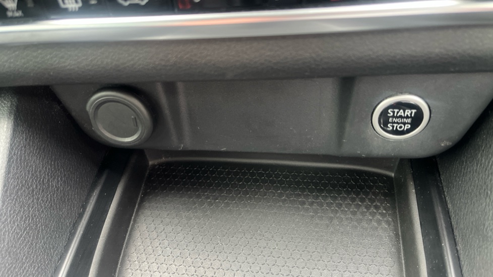 Nissan Qashqai 1.3 DiG-T MH Acenta Premium 5dr Petrol Hatchback - Image 25