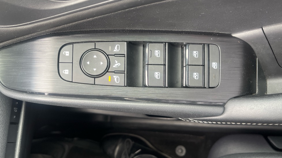 Nissan Qashqai 1.3 DiG-T MH Acenta Premium 5dr Petrol Hatchback - Image 32