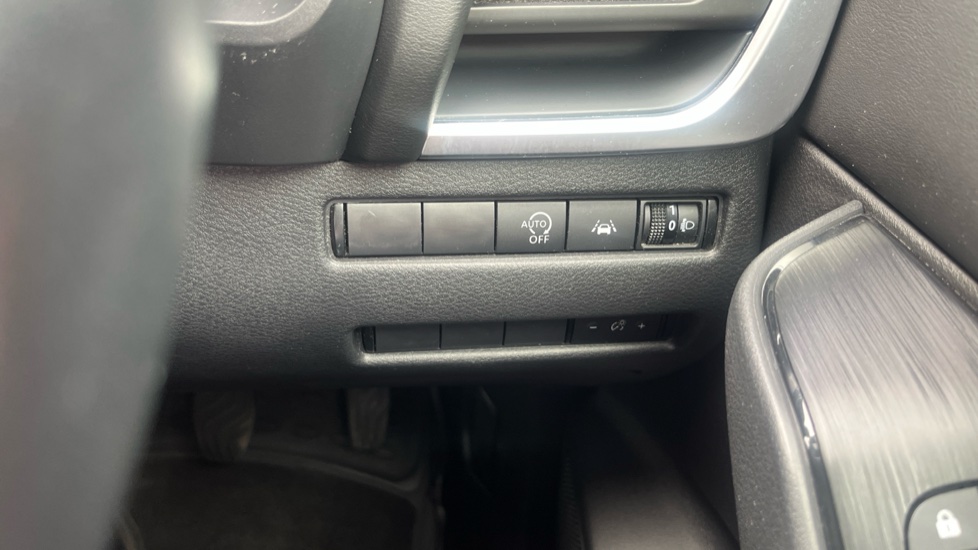 Nissan Qashqai 1.3 DiG-T MH Acenta Premium 5dr Petrol Hatchback - Image 33