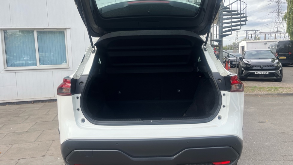 Nissan Qashqai 1.3 DiG-T MH Acenta Premium 5dr Petrol Hatchback - Image 4