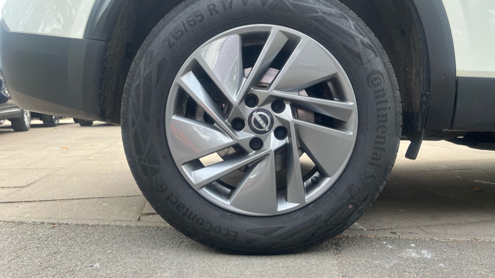 Nissan Qashqai 1.3 DiG-T MH Acenta Premium 5dr Petrol Hatchback - Image 7
