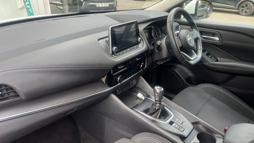 Nissan Qashqai 1.3 DiG-T MH Acenta Premium 5dr Petrol Hatchback - Image 9