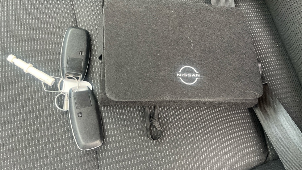 Nissan Qashqai 1.3 DiG-T MH Acenta Premium 5dr Petrol Hatchback - Image 19