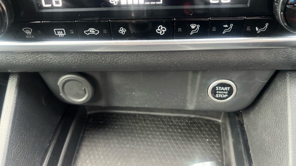 Nissan Qashqai 1.3 DiG-T MH Acenta Premium 5dr Petrol Hatchback - Image 26