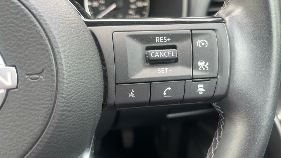 Nissan Qashqai 1.3 DiG-T MH Acenta Premium 5dr Petrol Hatchback - Image 30