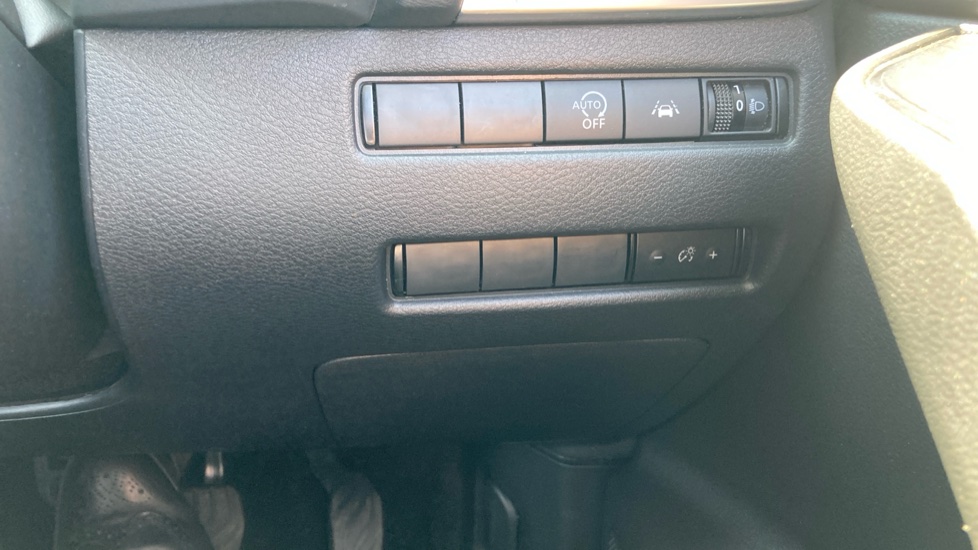 Nissan Qashqai 1.3 DiG-T MH 158 Acenta Premium 5dr Xtronic Petrol Hatchback - Image 23