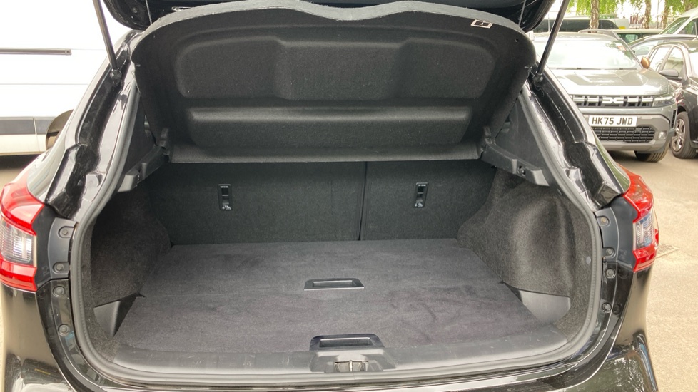 Nissan Qashqai 1.3 DiG-T N-Connecta 5dr Petrol Hatchback - Image 4