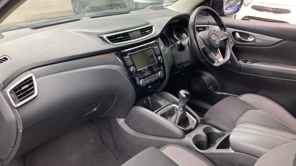 Nissan Qashqai 1.3 DiG-T N-Connecta 5dr Petrol Hatchback - Image 9