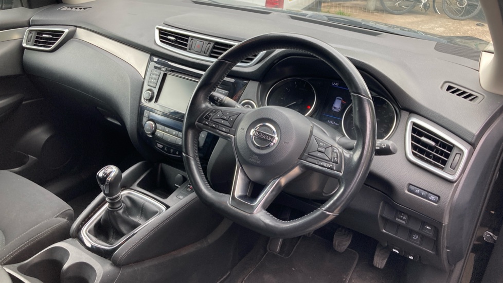 Nissan Qashqai 1.3 DiG-T N-Connecta 5dr Petrol Hatchback - Image 11
