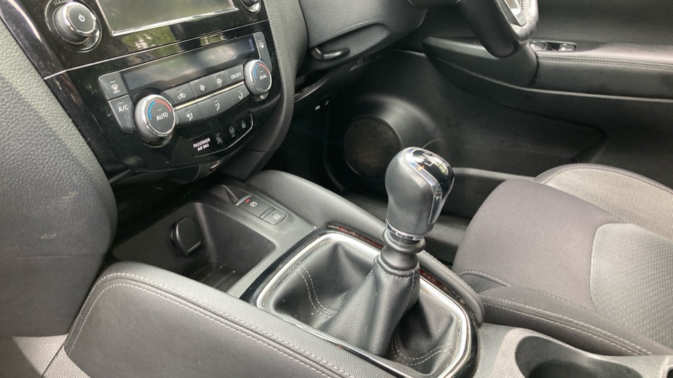 Nissan Qashqai 1.3 DiG-T N-Connecta 5dr Petrol Hatchback - Image 13