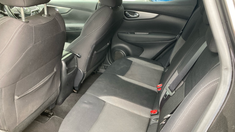 Nissan Qashqai 1.3 DiG-T N-Connecta 5dr Petrol Hatchback - Image 16