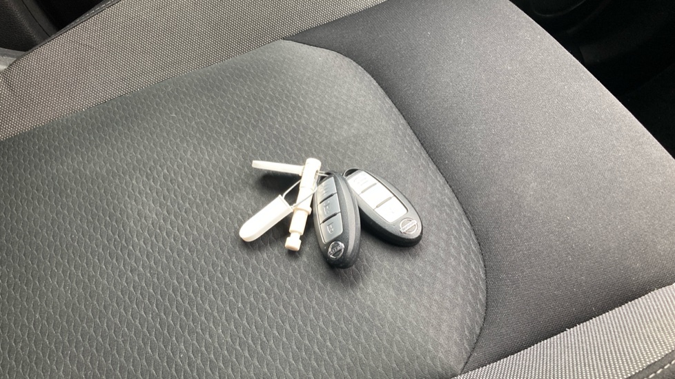 Nissan Qashqai 1.3 DiG-T N-Connecta 5dr Petrol Hatchback - Image 20