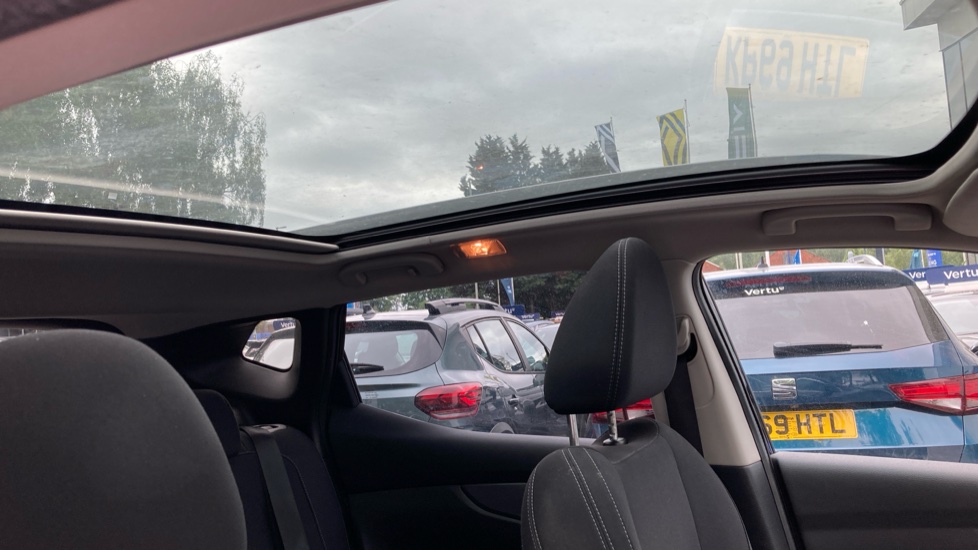 Nissan Qashqai 1.3 DiG-T N-Connecta 5dr Petrol Hatchback - Image 21