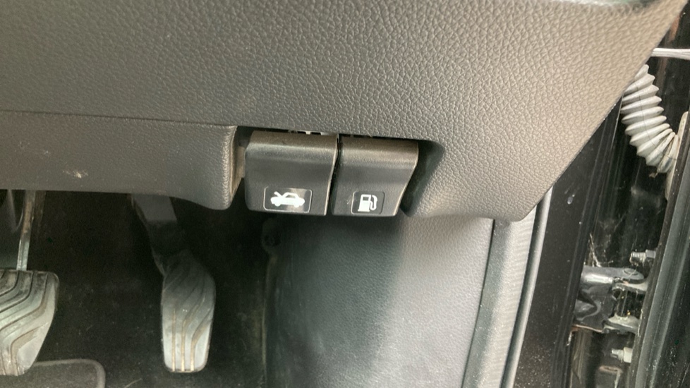Nissan Qashqai 1.3 DiG-T N-Connecta 5dr Petrol Hatchback - Image 22