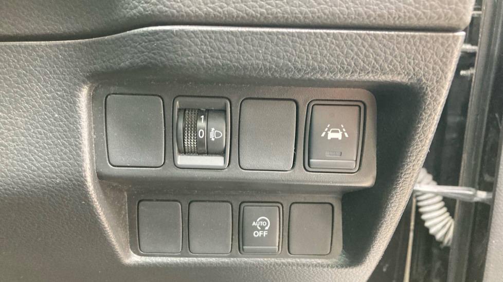 Nissan Qashqai 1.3 DiG-T N-Connecta 5dr Petrol Hatchback - Image 23