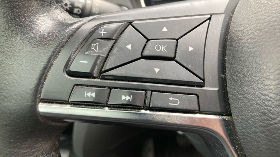 Nissan Qashqai 1.3 DiG-T N-Connecta 5dr Petrol Hatchback - Image 25