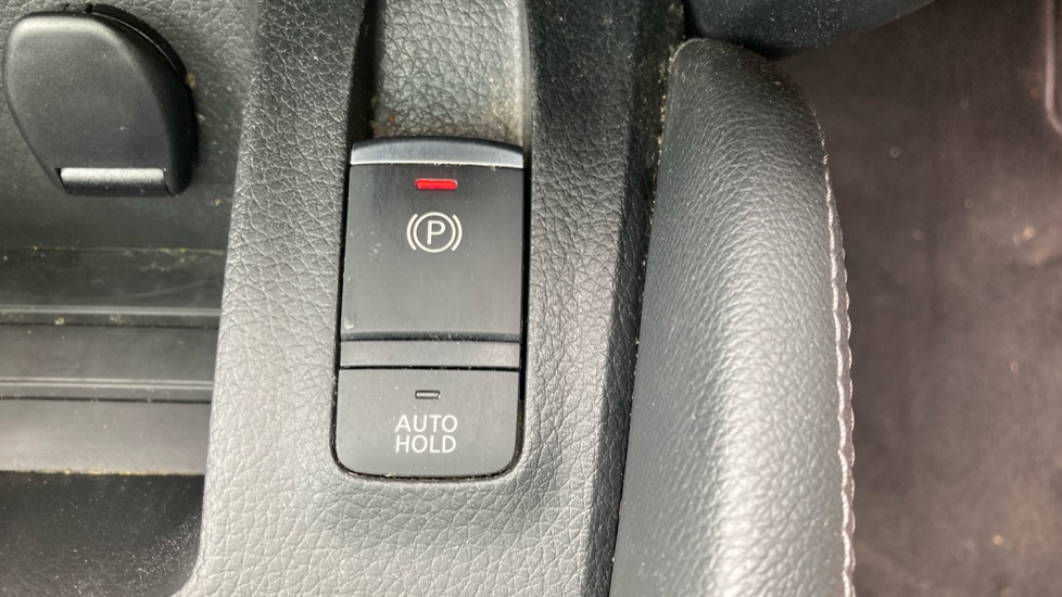 Nissan Qashqai 1.3 DiG-T N-Connecta 5dr Petrol Hatchback - Image 26